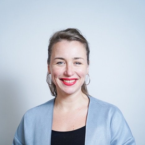 Porträt von Lia Weitz in blaugrauer Jacke